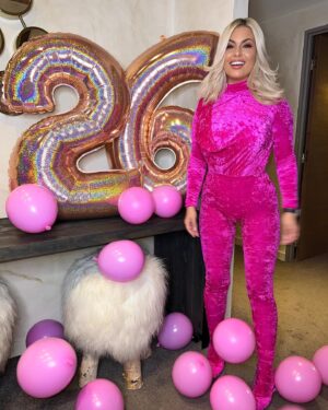 Carla Moreau Instagram - A mes 26 ans 🫶💕 Merci pour tout vos messages d’amour ils me sont allé droit au cœur,ce week-end fût incroyable milles merci d’être toujours aussi présent pour moi 💕  #mybirthday Merci @larboisiemegeve pour m’avoir permis de passer un séjour merveilleux