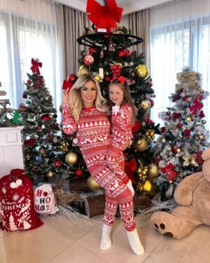 Carla Moreau Instagram - NOTRE PHOTO COMME CHAQUE ANNÉE 😍 PASSEZ DE MERVEILLEUSES FÊTES DE NOËL 🎄 ♥️ QUE CE NOËL SOIT CHALEUREUX DANS CHAQUE MAISON ET REMPLI D’AMOUR. JE VOUS AIME FORT @rubyguedj