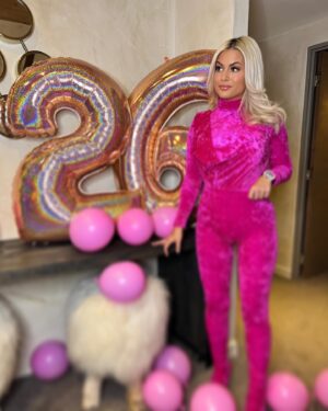 Carla Moreau Instagram - A mes 26 ans 🫶💕 Merci pour tout vos messages d’amour ils me sont allé droit au cœur,ce week-end fût incroyable milles merci d’être toujours aussi présent pour moi 💕  #mybirthday Merci @larboisiemegeve pour m’avoir permis de passer un séjour merveilleux