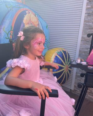 Carla Moreau Instagram - J’ai passé une merveilleuse journée aux côtés de ma fille @rubyguedj qui a fêté ses quatre ans. C’est incroyable comme le temps passe vite et je suis si heureuse de la voir évoluer 🤍🫶 à toi, mon petit bout de bonheur qui a changé ma vie à tout jamais. Je t’aime très fort. 💕 et merci à tous les prestataires qui ont fait de ce rêve une réalité. 

Je vous partage pour ceux à qui ça intéresse.  Ils sont clairement les meilleurs. 
DÉCORATION ET ORGANISATRICE 🌸: @chic.events__ 
TRAITEUR 🍔 : @auroyaumedubrunch 
PRINCESSE 👑 pour les princesses si merveilleuse digne d’un disney : @princessesfairytales.sud 
GLACIER 🍦🧇: @glacesmaboul 
LES MASCOTTES🧸 : @mymascotte 
PÂTISSERIE 🍰🧁: @les_gourmandises_de_jo 
CHÂTEAU BLANC 🏰: @by_events_ 
MOCKTAILS 🍹 : @mk.mocktail 
JEUX ET MAQUILLAGE 🧩💄: @airbambino13  CADEAU PERSONNALISÉ 🖍️👜🍿: @m_etpaillettes 
ROBES SUR MESURE👗 @nina_reina_dresses
SALLE DE FÊTE 🏠 :  @domainedugem  POUR TOUT ÉVÉNEMENT : mariage / baptême / bar mitzvah / anniversaire 🎁 #happybirthday #evenement #girl #baby
