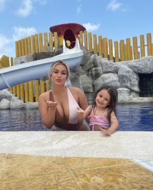 Carla Moreau Instagram - Bien arrivé dans les îles 🏝 nous profitons à fond avant d’attaquer la compétition💪🏼😜 @rubyguedj