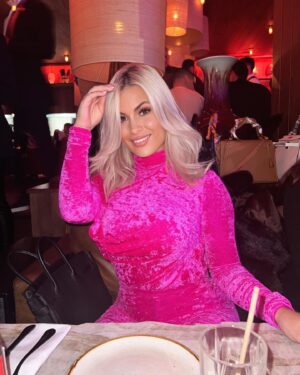 Carla Moreau Instagram - A mes 26 ans 🫶💕 Merci pour tout vos messages d’amour ils me sont allé droit au cœur,ce week-end fût incroyable milles merci d’être toujours aussi présent pour moi 💕  #mybirthday Merci @larboisiemegeve pour m’avoir permis de passer un séjour merveilleux