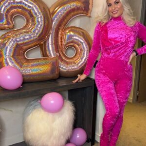 Carla Moreau Instagram - A mes 26 ans 🫶💕 Merci pour tout vos messages d’amour ils me sont allé droit au cœur,ce week-end fût incroyable milles merci d’être toujours aussi présent pour moi 💕  #mybirthday Merci @larboisiemegeve pour m’avoir permis de passer un séjour merveilleux