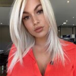 Carla Moreau Instagram - Le changement c’est maintenant 😅🌈 BLOND POWER !!! @jeremysamatcoiffure @jeremysamat j’attend vos avis ??? La Mif😍🤩