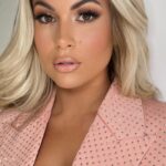 Carla Moreau Instagram - SOYEZ LÀ MEILLEUR VERSION DE VOUS MÊME .. 💜 @latifah_makeupartist une artiste 🙏🏻 #makeup #changeface #beauty #naturalbeauty