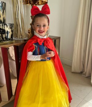 Carla Moreau Instagram - PREMIER CARNAVAL DE RUBY ♥️ ( pour ceux qui ont suivie l’histoire à gauche moi dans mon premier carnaval au même âge et Ruby à droite ) @rubyguedj