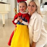 Carla Moreau Instagram - PREMIER CARNAVAL DE RUBY ♥️ ( pour ceux qui ont suivie l’histoire à gauche moi dans mon premier carnaval au même âge et Ruby à droite ) @rubyguedj