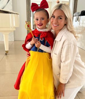 Carla Moreau Instagram - PREMIER CARNAVAL DE RUBY ♥️ ( pour ceux qui ont suivie l’histoire à gauche moi dans mon premier carnaval au même âge et Ruby à droite ) @rubyguedj