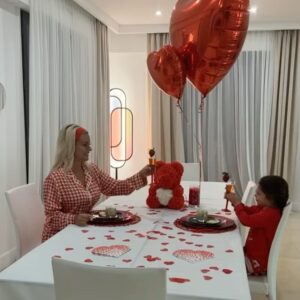 Carla Moreau Instagram - MA SAINT VALENTIN A MOI ♥️ AVEC MA STAR 🤩 💌VALENTINE FOREVER ♥️ #saintvalentinesday #valentineday @rubyguedj