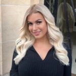 Carla Moreau Instagram - Aujourd’hui c’était un changement capillaire après de longue année sans extension j’ai craquer retour au début ou vous m’avez connu 🥰 ça vous plaît ? Toujours à la même adresse @royalextension @judith_royalextension #collaborationcommercial