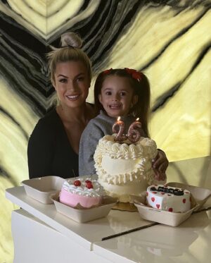 Carla Moreau Instagram - MON BIRTHDAY AVEC TOI ♥️ @rubyguedj  Cake 🎂 @les_gourmandises_de_jo