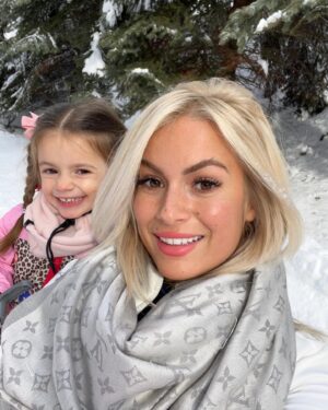 Carla Moreau Instagram - Quel plaisir de se retrouver au ski juste avant noel .. Ruby a commencer ces premiers cours de piou-piou c’était top elle a adoré et en redemande 🤩♥️