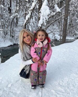 Carla Moreau Instagram - Quel plaisir de se retrouver au ski juste avant noel .. Ruby a commencer ces premiers cours de piou-piou c’était top elle a adoré et en redemande 🤩♥️