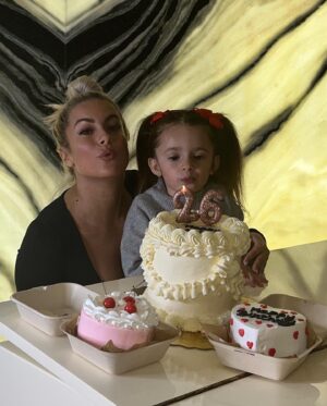 Carla Moreau Instagram - MON BIRTHDAY AVEC TOI ♥️ @rubyguedj  Cake 🎂 @les_gourmandises_de_jo