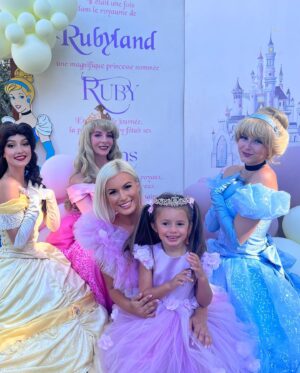 Carla Moreau Instagram - J’ai passé une merveilleuse journée aux côtés de ma fille @rubyguedj qui a fêté ses quatre ans. C’est incroyable comme le temps passe vite et je suis si heureuse de la voir évoluer 🤍🫶 à toi, mon petit bout de bonheur qui a changé ma vie à tout jamais. Je t’aime très fort. 💕 et merci à tous les prestataires qui ont fait de ce rêve une réalité. 

Je vous partage pour ceux à qui ça intéresse.  Ils sont clairement les meilleurs. 
DÉCORATION ET ORGANISATRICE 🌸: @chic.events__ 
TRAITEUR 🍔 : @auroyaumedubrunch 
PRINCESSE 👑 pour les princesses si merveilleuse digne d’un disney : @princessesfairytales.sud 
GLACIER 🍦🧇: @glacesmaboul 
LES MASCOTTES🧸 : @mymascotte 
PÂTISSERIE 🍰🧁: @les_gourmandises_de_jo 
CHÂTEAU BLANC 🏰: @by_events_ 
MOCKTAILS 🍹 : @mk.mocktail 
JEUX ET MAQUILLAGE 🧩💄: @airbambino13  CADEAU PERSONNALISÉ 🖍️👜🍿: @m_etpaillettes 
ROBES SUR MESURE👗 @nina_reina_dresses
SALLE DE FÊTE 🏠 :  @domainedugem  POUR TOUT ÉVÉNEMENT : mariage / baptême / bar mitzvah / anniversaire 🎁 #happybirthday #evenement #girl #baby