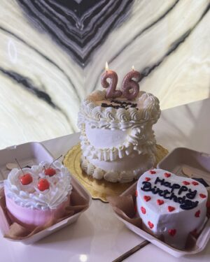 Carla Moreau Instagram - MON BIRTHDAY AVEC TOI ♥️ @rubyguedj  Cake 🎂 @les_gourmandises_de_jo