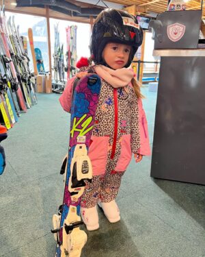 Carla Moreau Instagram - Quel plaisir de se retrouver au ski juste avant noel .. Ruby a commencer ces premiers cours de piou-piou c’était top elle a adoré et en redemande 🤩♥️
