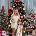 Carla Moreau Instagram - JOYEUX NOËL À TOUS ❤️🎁🎄 PLEINS D’AMOUR POUR VOUS 🫶
