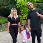 Carla Moreau Instagram - Aujourd’hui c’était la rentrée de mon bébé qui est devenu une grande fille j’étais tellement stressée que je n’ai pas dormi de la nuit et pourtant tout s’est bien passé j’ai beaucoup de chance d’avoir une petite fille qui comprend tout et qui n’a absolument pas pleuré durant toute sa matinée de classe je suis tellement fier d’elle je t’aime pour la vie 🤍🙏🏻 Le début d’une grande écolière @rubyguedj @kevinguedj #school #rentreescolaire #reels #baby