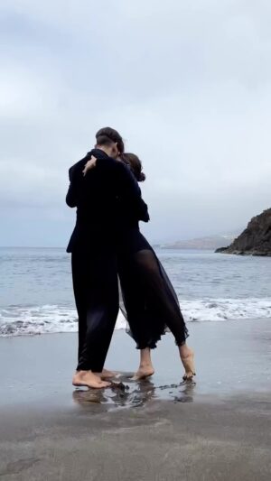 Carla Morrison Instagram - Nunca imagine que esta canción seria para bailar... hasta que ustedes la hicieron el tema de sus danzas tan poeticas❤️ que bellezaaaaaa✨ y pensar que el que ahora es mi esposo y en su momento solo era mi amigo, me ayudo a traducir de guitarra al piano la magia de esta cancion, que magia✨y como sigue robando corazones “disfruto”...