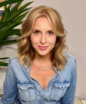 Carla Peterson Instagram - Like si en tu época al jean le decían Vaquero. Hoy día de entrevistas. Xq teatro y serie nueva es un montón! 🦃 Así que los espero en el teatro @reverso.laobra  y les recomiendo #terapiaalternativa @starplusla .
 
Pelo y makeup @nanogmd 
@uranavidrio collar de vidrio soplado. Si! Entra y mira lo q hace. Divino.
