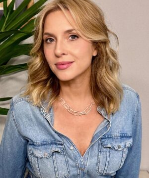 Carla Peterson Instagram - Like si en tu época al jean le decían Vaquero. Hoy día de entrevistas. Xq teatro y serie nueva es un montón! 🦃 Así que los espero en el teatro @reverso.laobra  y les recomiendo #terapiaalternativa @starplusla .
 
Pelo y makeup @nanogmd 
@uranavidrio collar de vidrio soplado. Si! Entra y mira lo q hace. Divino.