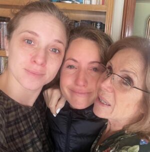 Carla Peterson Instagram - Nan y Poi . Mi hermana y yo. Mi sorellina. La primera q apostó x mi! Ella me descubrió y siempre me apoyó cuando jugábamos, en casa yo era la actriz ella me aplaudía y me daba besos.  La primera vez q actué en el patio del colegio. Se escapo y me brazo en el medio de la muestra de educación física! (Foto2)Ese abrazo tal vez fue la muestra de confianza en mi que necesitaba para hacer lo que soñaba. Lo que no sabe es q ella es mi idola.  Y que cada vez que nos vemos me hace tan feliz.  Y que cuando se va empiezo a hacer planes para volver a verla.  Obvio que nos seguimos peleando como cuando éramos chicas . Eso que sólo las hermanas sabemos qué pasa, y al segundo nos estamos riendo. Mi hermana es la mejor! Es genial divertida y brillante. La quiero y no hay distancia que nos separe. Ella está siempre en los momentos fundamentales. Con su sonrisa gigante!