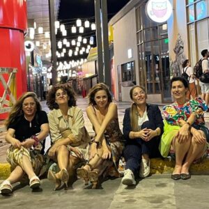 Carla Peterson Instagram - A partir de Hoy podes ver @nomerompanlapelicula en NETFLIX !!!! Queeeeeee?????? Si amigacha y tambien amigachos…
 @netflix
 @chenetflix
@netflixlat
@netflixesp
Nosotras anoche festejamos haber hecho esta película tan divertida .  Parte del grupo está en las fotos el resto en nuestros corazones! Algunas del team. Aguante La VaNDA 🪻del rescate.!!! Y si te gusta dale LiKe .  Fuerte ese aplauso!! @julietadiaz77 sos una actriz importante y divertida! 

@pan.contenidos @habitacion_1520_producciones @tigerhouseprod 
@sandrarojas0 @jaz_rodriguezduca @eugeniaguerty