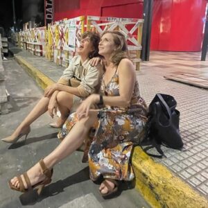 Carla Peterson Instagram - A partir de Hoy podes ver @nomerompanlapelicula en NETFLIX !!!! Queeeeeee?????? Si amigacha y tambien amigachos…
 @netflix
 @chenetflix
@netflixlat
@netflixesp
Nosotras anoche festejamos haber hecho esta película tan divertida .  Parte del grupo está en las fotos el resto en nuestros corazones! Algunas del team. Aguante La VaNDA 🪻del rescate.!!! Y si te gusta dale LiKe .  Fuerte ese aplauso!! @julietadiaz77 sos una actriz importante y divertida! 

@pan.contenidos @habitacion_1520_producciones @tigerhouseprod 
@sandrarojas0 @jaz_rodriguezduca @eugeniaguerty
