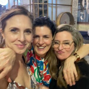 Carla Peterson Instagram - A partir de Hoy podes ver @nomerompanlapelicula en NETFLIX !!!! Queeeeeee?????? Si amigacha y tambien amigachos…
 @netflix
 @chenetflix
@netflixlat
@netflixesp
Nosotras anoche festejamos haber hecho esta película tan divertida .  Parte del grupo está en las fotos el resto en nuestros corazones! Algunas del team. Aguante La VaNDA 🪻del rescate.!!! Y si te gusta dale LiKe .  Fuerte ese aplauso!! @julietadiaz77 sos una actriz importante y divertida! 

@pan.contenidos @habitacion_1520_producciones @tigerhouseprod 
@sandrarojas0 @jaz_rodriguezduca @eugeniaguerty