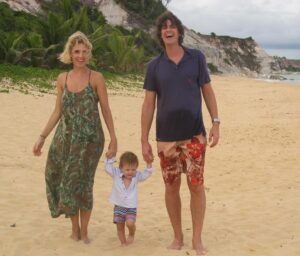 Carla Peterson Instagram - Hoy nuestro más grande amor cumple  años. Seguimos caminando juntos . Te amamos.
No esperes el momento perfecto, hacé perfecto el momento.
Esperas algo?
Entonces andá y hacé que pase porque lo único que cae del cielo es la lluvia.  Que seas muy feliz hijo hermoso. 
Te amamos mama y papá @gugalusto