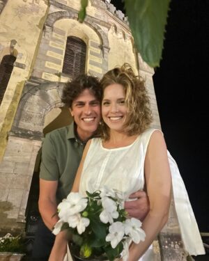 Carla Peterson Instagram - En esta y en todas las vidas te quiero encontrar ! Aniversario de aquel día que nos prometimos amarnos y acompañarnos. 
Una vez más en el mismo lugar nos dijimos si , con una sonrisa q no me entra en la cara. 
(Cuando unas flores blancas pueden ser el único testigo, un centro de mesa se convirtió en ramo de novia, encontramos ese fondo maravilloso y si quiero!) #miamor @gugalusto #mismor Gaspar #mifamilia maravilla #gaspar ❤️ #aniversario #marriage 12años.