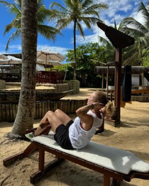 Carla Peterson Instagram - Entrenando en mi lugar favorito. Una rutina corta  6km y refrescada en el mar .  Disfrute muchísimo de estos días . Gracias por la hospitalidad y el cariño de siempre. @villasdetrancoso . 🧜‍♀️🌴🌴🌝🥥🍍🌺🌺🌺🌺❤️