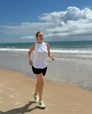 Carla Peterson Instagram - Entrenando en mi lugar favorito. Una rutina corta  6km y refrescada en el mar .  Disfrute muchísimo de estos días . Gracias por la hospitalidad y el cariño de siempre. @villasdetrancoso . 🧜‍♀️🌴🌴🌝🥥🍍🌺🌺🌺🌺❤️