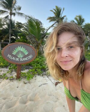 Carla Peterson Instagram - Entrenando en mi lugar favorito. Una rutina corta  6km y refrescada en el mar .  Disfrute muchísimo de estos días . Gracias por la hospitalidad y el cariño de siempre. @villasdetrancoso . 🧜‍♀️🌴🌴🌝🥥🍍🌺🌺🌺🌺❤️