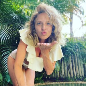 Carla Peterson Instagram - Ojalá sea hasta el año que viene! Final y comienzo de  cosas nuevas . Ahora a trabajar mucho para poder volver. Te quiero Brasil! ❤️ 🇧🇷 y que las aguas de marzo cierren este verano especial. ❤️❤️❤️ @carlapbrasil @matheuspiai @amandalemost @mariacozzoli ❤️❤️❤️ @pato.dalpra