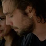 Carlos Cuevas Instagram - Ella es Riham, una chica brillante que acaba de cumplir 18 años. Hace dos años que vive en un campo de refugiados junto a su familia, pero más de diez desde que huyeron de Siria, el lugar donde nació. Este verano hemos ido hasta Samos, la última isla de Grecia, para poner el cuerpo y para conocer de cerca a personas como ella, que desde la banda privilegiada del Mediterráneo conocemos como "refugiadas". A intentar entender lo que es injustificable: cómo la Unión Europea es capaz de abandonar indefinidamente a miles de personas en busca de asilo. Familias como la suya que, por ejemplo, huyen de la guerra de Siria y cruzan el mar para llegar a un continente que les cierra las fronteras en la cara o los empuja en caliente de nuevo hacia Turquía. La Europa de la vergüenza y la violencia estructural seguirá haciendo lo mismo con los afganos cuando lleguen pidiendo asilo después de que los talibanes hayan arrasado su país. Ella es Riham, una chica brillante que acaba de cumplir 18 años y que tendría que poder hacer lo que le diera la gana en cualquier lugar del mundo, pero Europa ha decidido denegarle el asilo.
