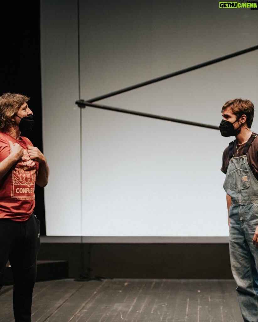 Carlos Cuevas Instagram - Una gamberrada al @teatrelliure 🐺 Terra Baixa, versió de Roger Bernat. @silviapoch 📸