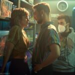 Carlos Cuevas Instagram - #DondeCabenDos ya está disponible en @netflixes. @pacocaballerodo os da la bienvenida al Club Paradiso. ❤️‍🔥🦩🌴 📸 @danielescale13