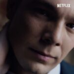 Carlos Cuevas Instagram - Una jaula de oro sigue siendo una jaula. Alguien tiene que morir. Disponible el 16 de Octubre #ATQM @netflixes
