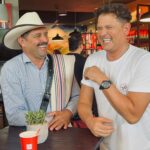 Carlos Vives Instagram - Gracias Carlos por personificar a Juan Valdez, nuestro ícono de la colombianidad. Tu partida nos deja un vació enorme. Gracias por los momentos compartidos. Descansa en paz un fuerte abrazo a la familia @juanvaldezcafe y a todos los caficultores🙏🏼