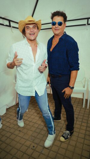 Carlos Vives Instagram - ¡Sorpresa! Que alegría llegar a Valledupar y cantar junto a Silvestre por primera vez nuestra canción “Tu o Yo”🙌🏼 

Venir al Valle siempre es lo máximo y por supuesto celebrar siempre el Festival de la Leyenda Vallenata 🙌🏼🪗

Ey, los quiero!! Este viaje fue espectacular ❤️ @silvestredangond
