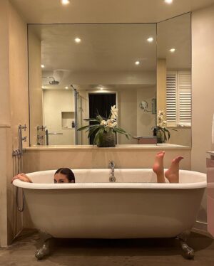 Carmel Rose Instagram - I <3 london 🇬🇧 @buckingham_lloyds 

1: dream tub 
2: spring has sprung at the albert memorial 
3: thomas fucking shelby goes to the british museum 
4: karl jenkins at the royal albert hall 
5: pubbing w/ my @breekleintop 
6: @fwrd look
7: details at the @buckingham_lloyds penthouse 
8: eatin’ good
9: @pilatesintheclouds ☁️ 
10: hyde park >>>