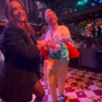 Carmen Villalobos Instagram - La noche de anoche con amigos de siempre ❤️ 1.@tonylozanoj @doclizariza @jasonlizarazo #david 2.Esa falda chiquitca qué bonita te queda 3.Bailadero pa'que gocen 4.Se pasó sabroso 5.No queríamos que dejaran de cantar 6.La primera vez de David 7.Nuestra mesa 8.Regalito hermoso 9.La última antes de irnos