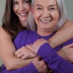 Carmen Villalobos Instagram - Consentir y llenar de color a nuestras mamás debería estar en nuestros planes SIEMPRE ❤️ Amo compartir con mi mamá muchas cosas y definitivamente esta experiencia se ha convertido en una de nuestras favoritas 😍 Amamos darle vida y color de a nuestro pelito y la verdad ya lo necesitábamos 😊... en este caso mi mamá usó el tono 10.1 Rubio Plata Cenizo y yo usé el tono 6.0 Castaño Oscuro ! Yo me hice la raíz porque no siempre cambio de color, a veces amamos tanto el tono que tenemos que solamente es resaltar el color, darle brillo y muchos cuidados! Palette es mi aliado que amo para lograr un color intenso y cuidado por más tiempo 💜 Mi gran consejo, vayan a darse color a ustedes mismas y a sus mamas💗 Prométanme que lo van a intentar #palette #decolorvivo #publicidad