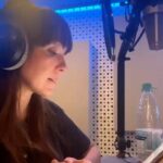 Carolin Kebekus Instagram - Und Action! Wir nehmen euch mit ins Studio zu den Aufnahmen von „Marvel‘s Wastelanders: Black Widow“ mit @carokebelin! #audible #marvel