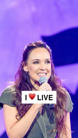 Carolin Kebekus Instagram - Was für ein geiler Abend Sommer 2022 in Siegen! Ich freu mich sooo auf meine neue Tour im nächsten Jahr. Seid ihr dabei? Termine in Bio.
 
#carolinkebekus #comedy #live @buehnenkunstgmbh
