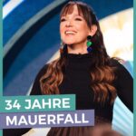 Carolin Kebekus Instagram - Faith No More touren durch Deutschland, im Radio läuft „Lambada“ von Kaoma und David Hasselhoff höchstpersönlich bringt die Mauer zum Einsturz. 34 Jahre ist dieser Mauerfall inzwischen her – das sind fast 70 Mark! Weitere interessante historische Fakten gibt es in der neuen Folge #DCKS zwar nicht, dafür noch mehr Knallergags! Um 22:50 Uhr im Ersten und schon ab 20:15 Uhr in der @ardmediathek! (Link in Bio)