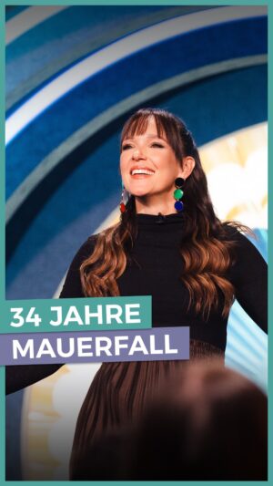 Carolin Kebekus Instagram - Faith No More touren durch Deutschland, im Radio läuft „Lambada“ von Kaoma und David Hasselhoff höchstpersönlich bringt die Mauer zum Einsturz. 34 Jahre ist dieser Mauerfall inzwischen her – das sind fast 70 Mark! Weitere interessante historische Fakten gibt es in der neuen Folge #DCKS zwar nicht, dafür noch mehr Knallergags! 
Um 22:50 Uhr im Ersten und schon ab 20:15 Uhr in der @ardmediathek! (Link in Bio)