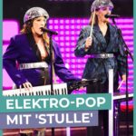 Carolin Kebekus Instagram - Musikfans sind sich einig: „Stulle“ und ihr legendärer Hit “Dorsten-Holsterhausen” waren ein Meilenstein in der deutschen Popgeschichte. Doch kaum jemand hat in Erinnerung, dass tatsächlich die junge @carokebelin und @martinahillofficial dahintersteckten – zum Glück gibt es die #DCKS-Redaktion. Noch mehr Jugendsünden von den beiden Ulknudeln findet ihr wie immer in der @ardmediathek.